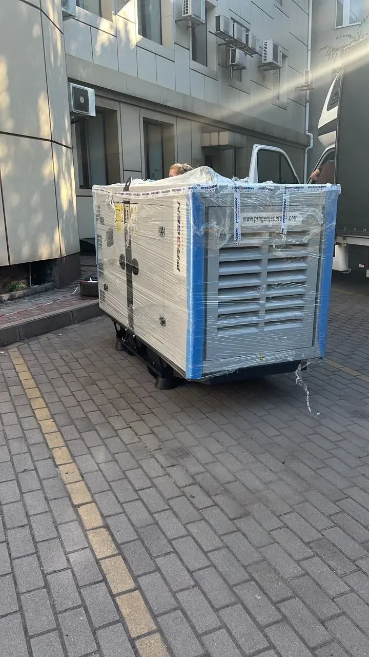 Генераторна установка PROGEN після розвантаження біля будівлі